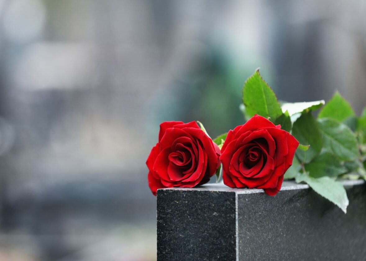 Tra fiori, dolci e silenzi il ricordo che libera nel periodo dei morti